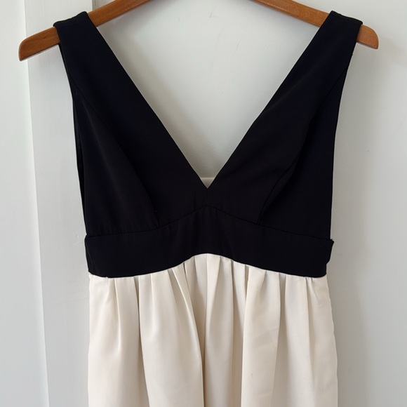 Jill Jill Stuart Gown w/Plunging Neckline Gown Size 0 - Picture 3 of 11